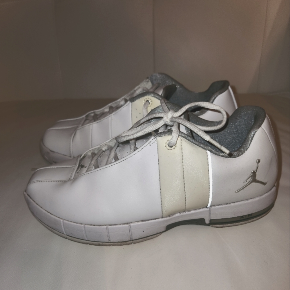 Air Jordan Team Elite 2 Low Men's Size 9 White sneakers shoes basketball shoes